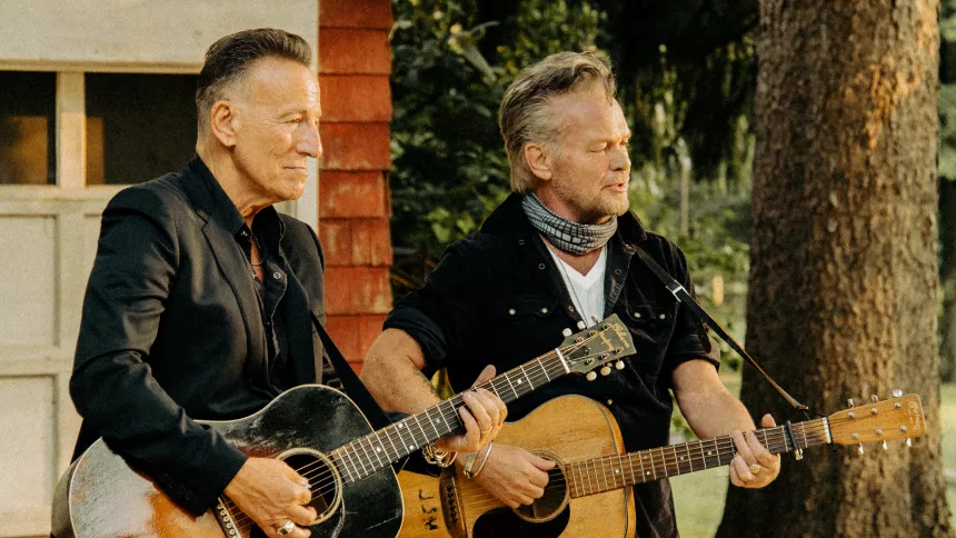 ANMELDELSE: Status over en splittet samtid