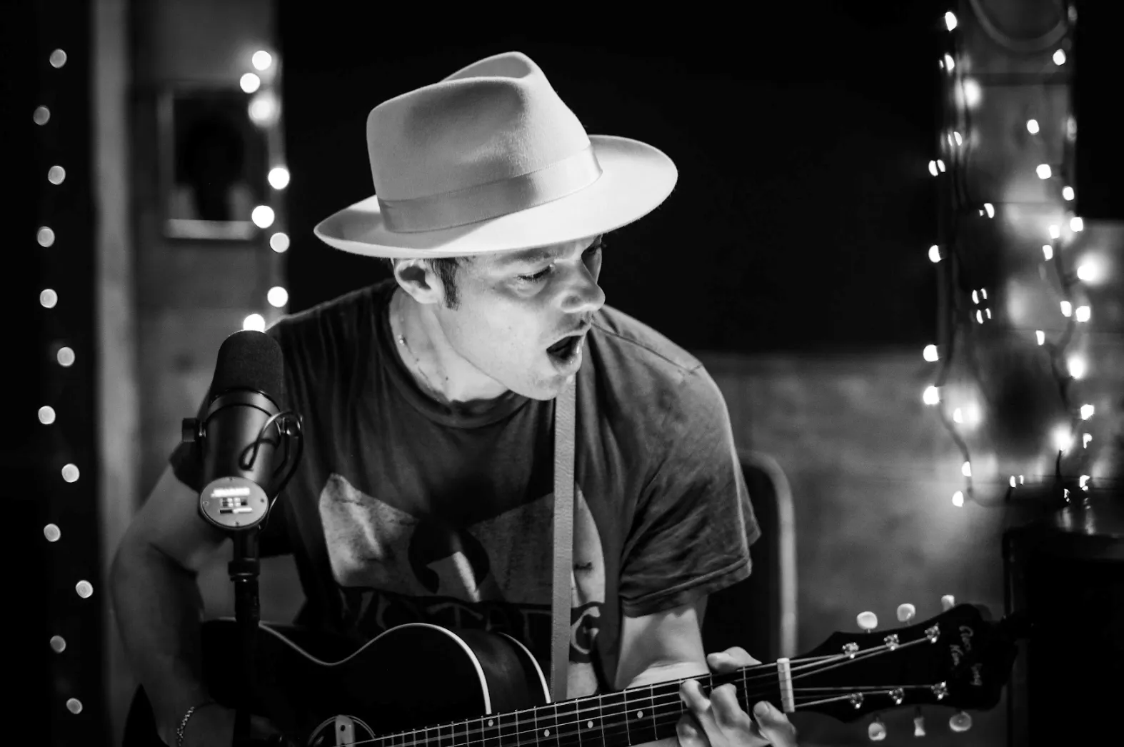 Dør Nr. 13-sanger Lasse Storm annoncerer soloalbum og turné – hør ny single