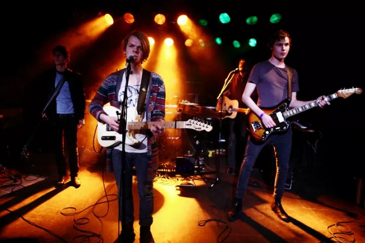 Lucky Bird varmer op for The Floor Is Made Of Lava og The Kissaway Trail