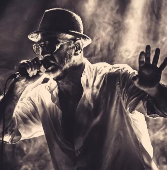 Opplev Manchester United-legenden Eric Cantona som musiker!