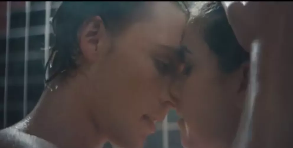 Se Christopher i bad i ny musikvideo