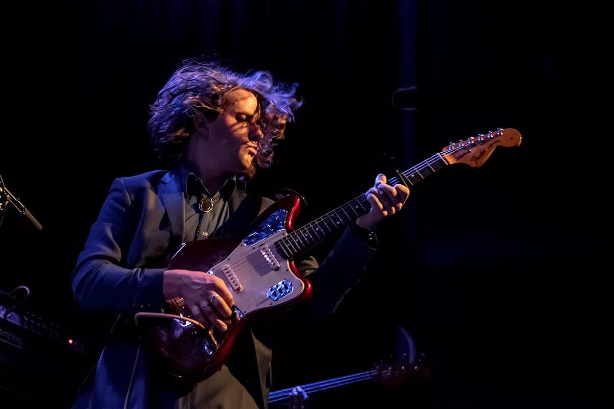 Ung lovende sangskriver rundbarberede traditionerne 