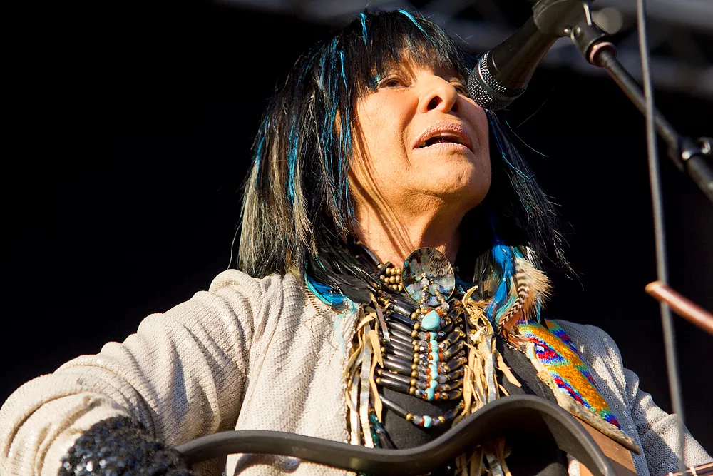BUFFY SAINTE-MARIE: Begrav mit hjerte ved Wounded Knee 