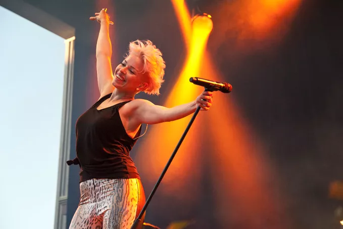 Den svenska popeliten till Allsång på Skansen