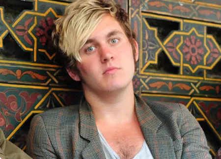 Sångare begick självmord efter att ha skadat fan