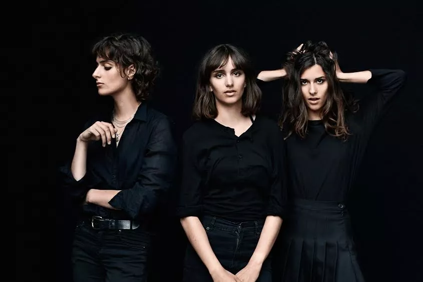 Se søster-rocktrioen Velvet Volumes to nye videoer og læs stort interview