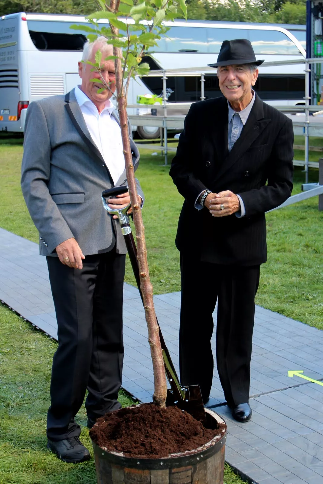 Cohen plantede et syngende træ i Aalborg