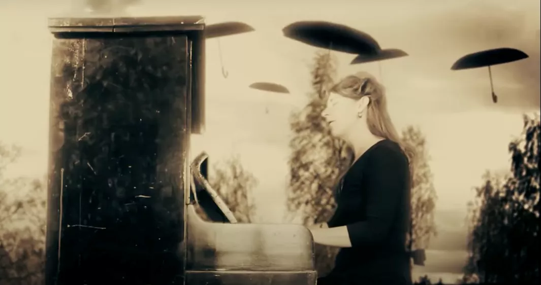 PREMIÄR: Tim Burton möter stumfilm som möter Westworld