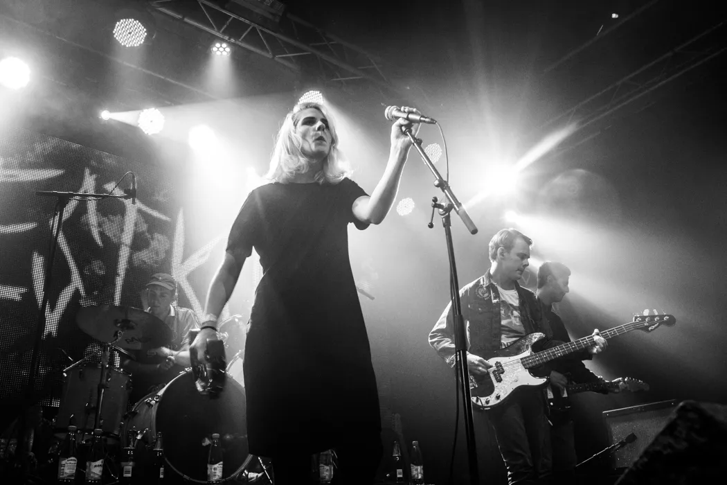 Efter bombhotet: Svenskt band fast i flygplan