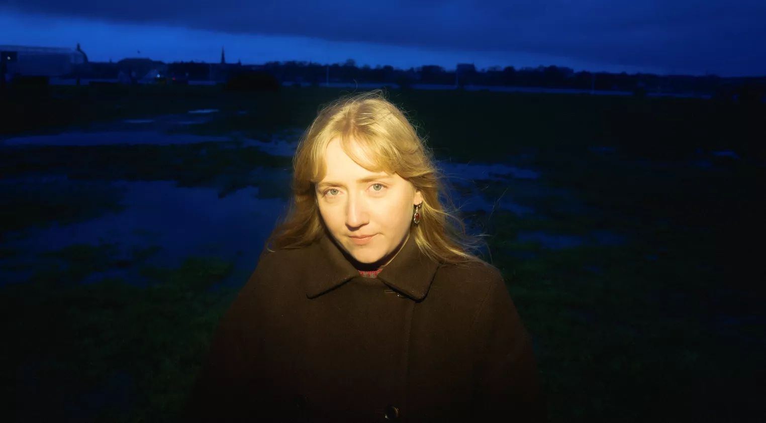 Lea Eyðbjørg langer ud efter datingkulturen på ny single