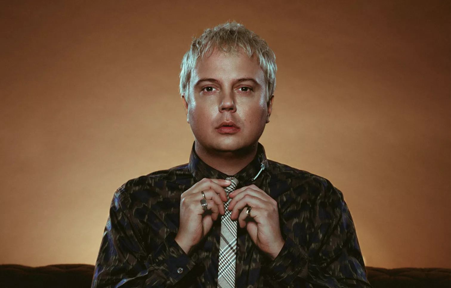 Andreas Odbjerg udgiver ny single om den "hårde mand" og annoncerer nyt album, der udkommer meget snart 