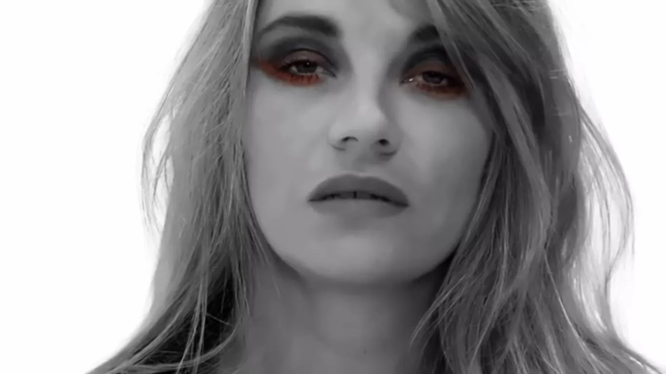 Se ny musikvideo med Kim Larsens datter