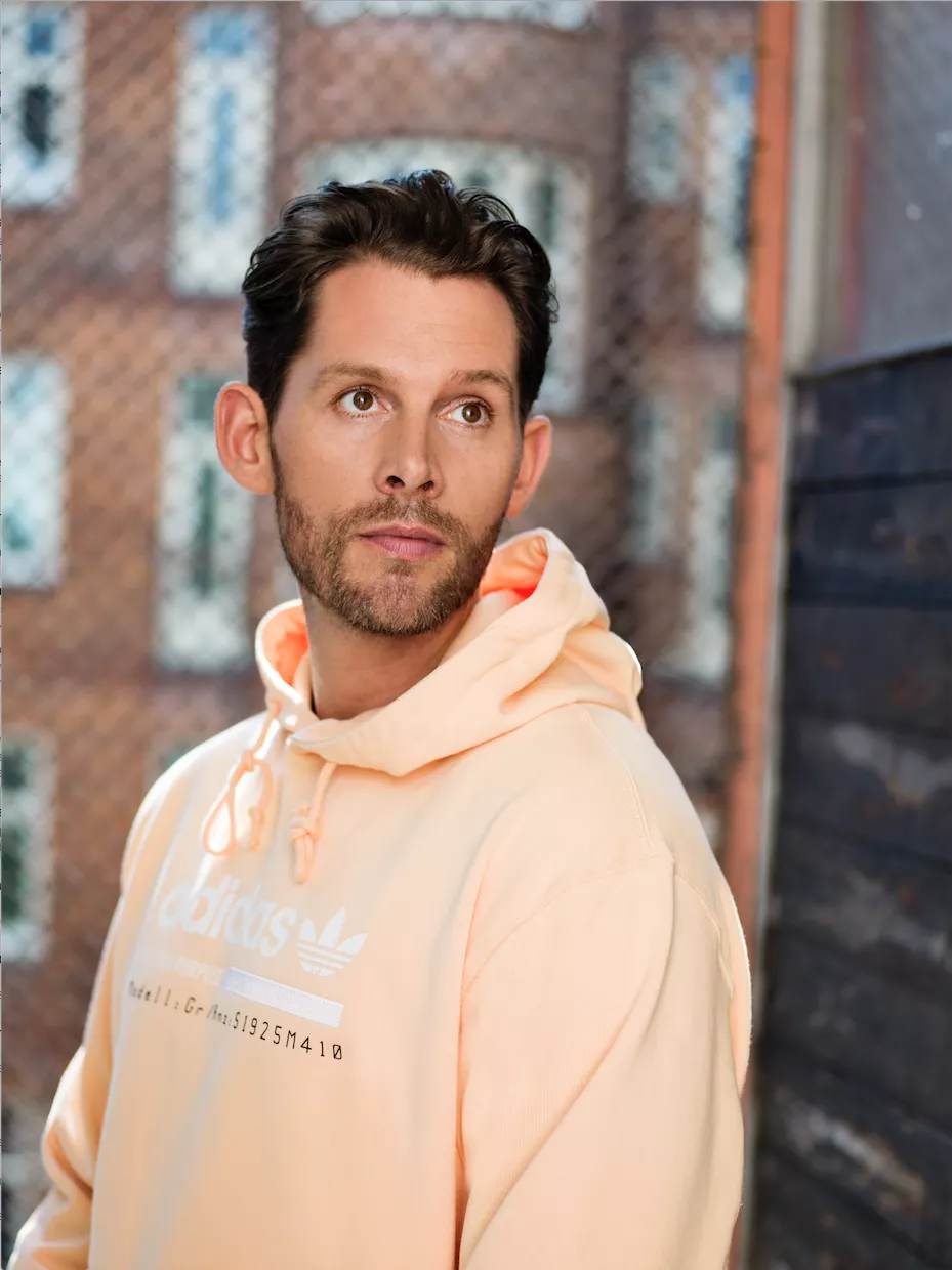 Seebach bryder tavsheden med første single i to år