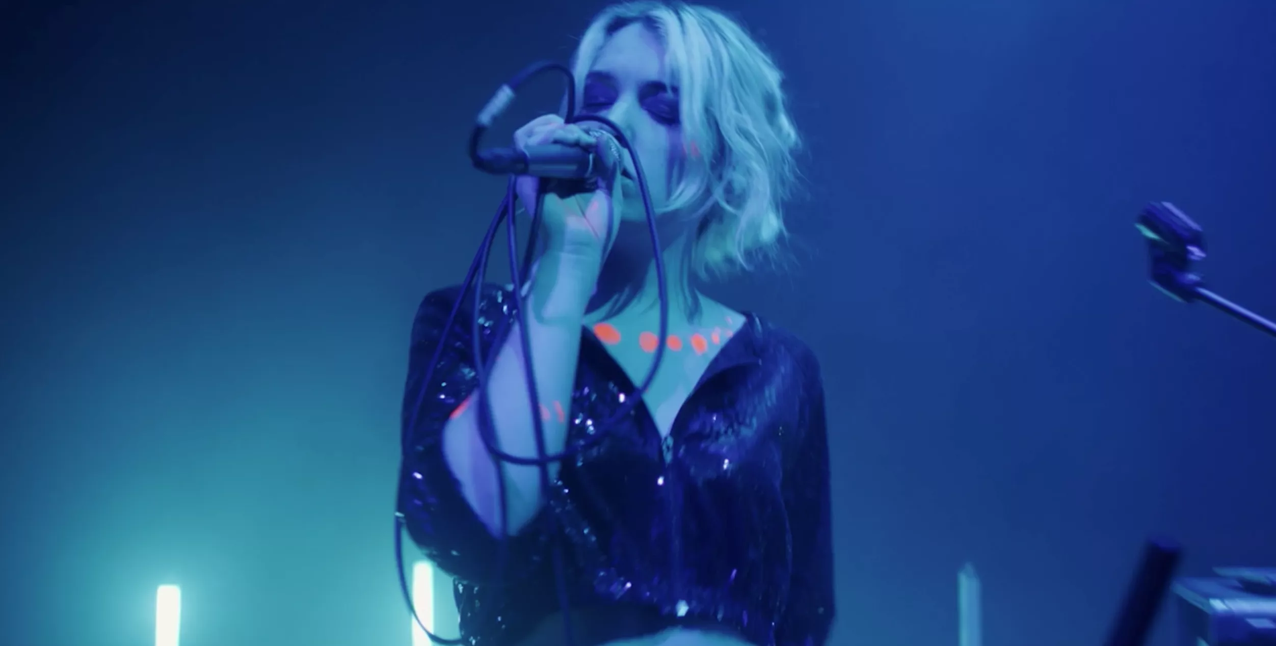 MUSIKVIDEO: Lydmor slår sig løs på tomt spillested