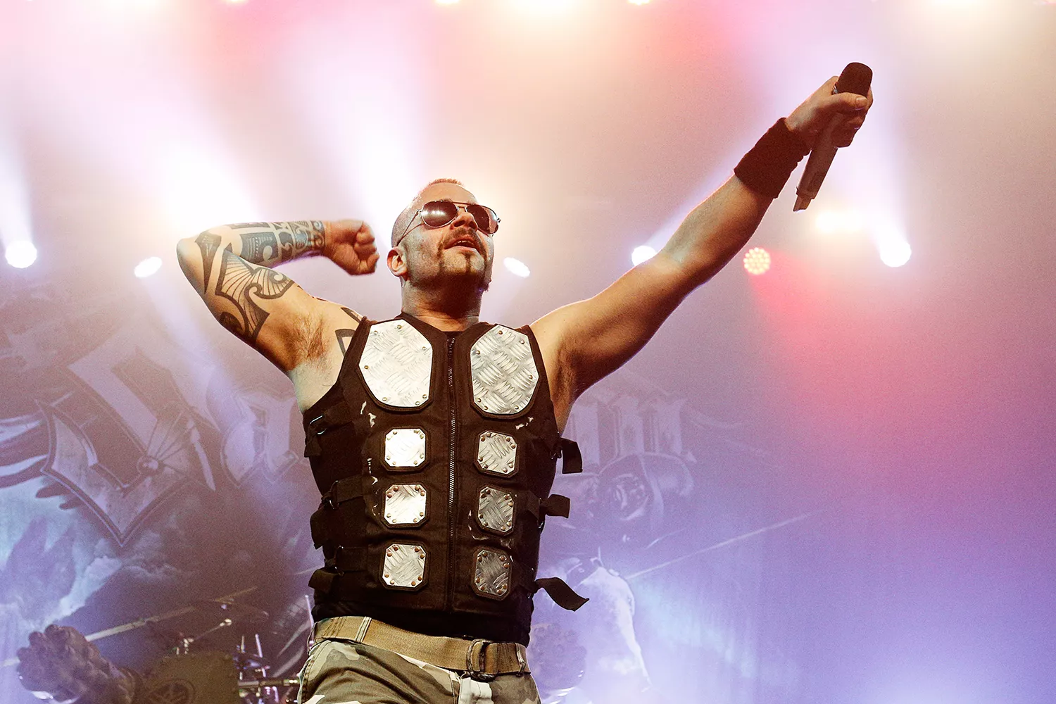 Sabaton skänker merch till flyktingar