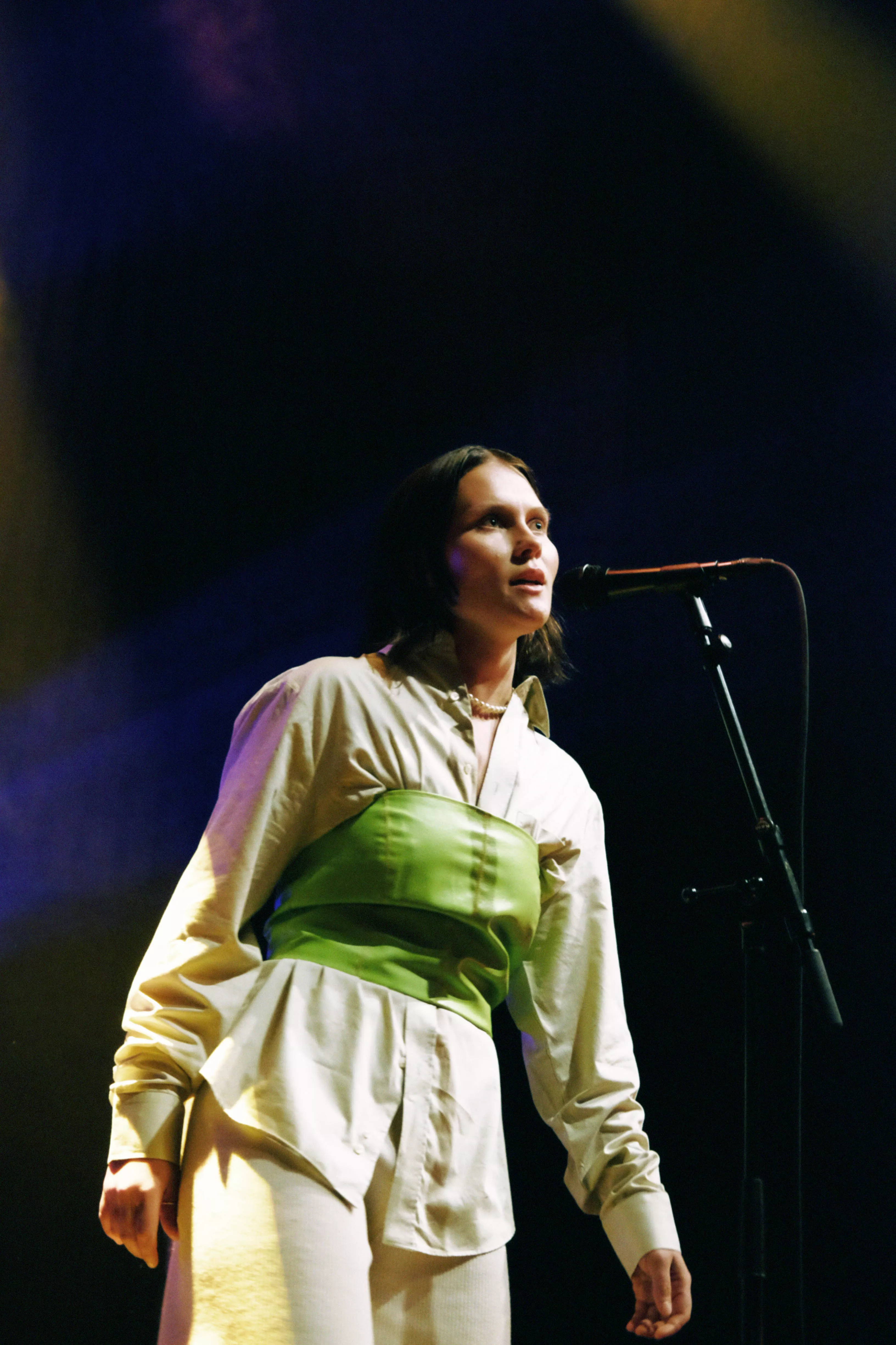 ANMELDELSE: Spændende elektro-akustisk kunstner med stor instrumentpark