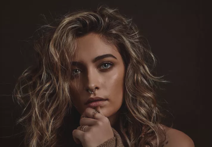 Michael Jacksons datter har lavet et album fyldt med… søvndyssende emopop?