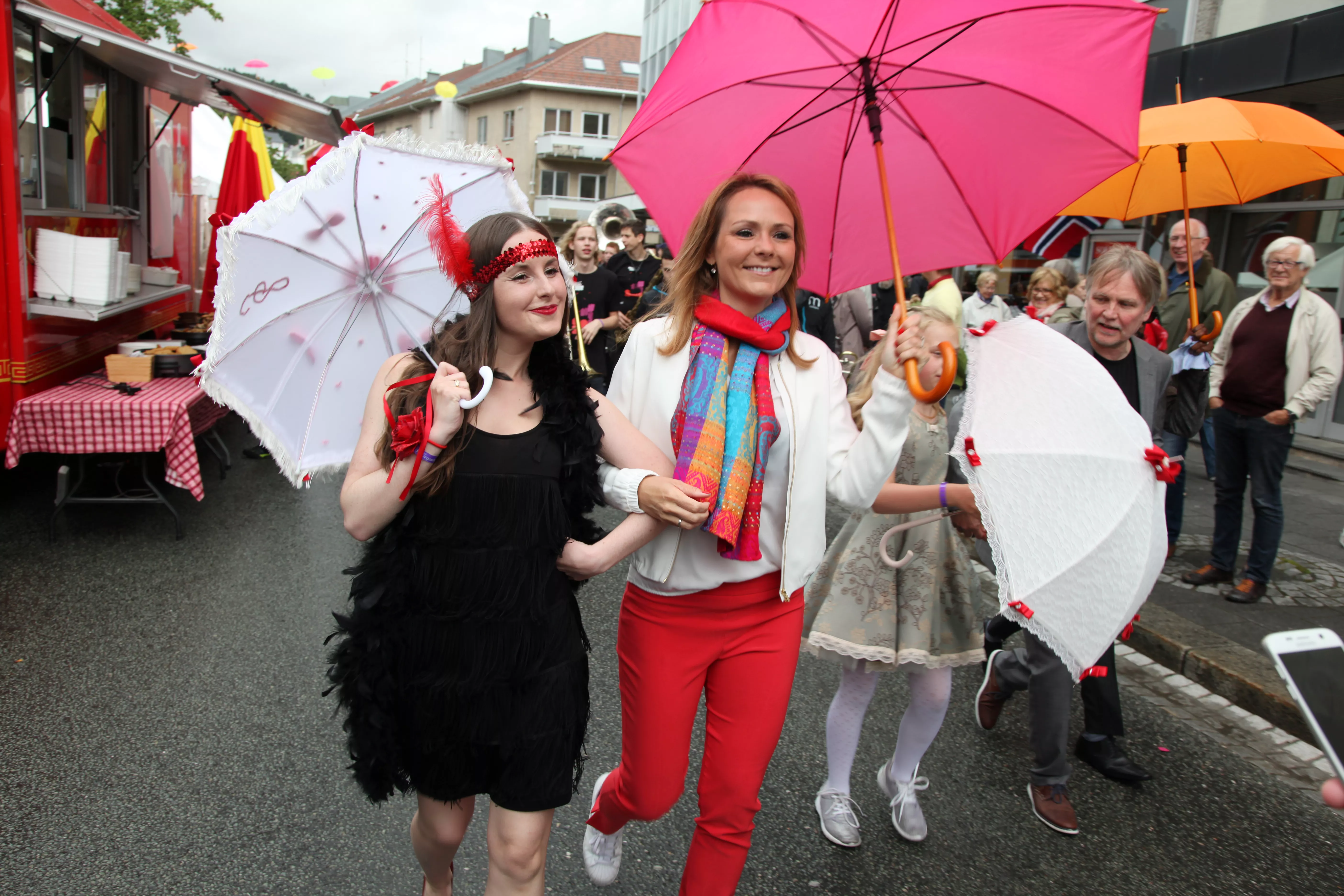 Kulturministeren danset seg gjennom jazzparaden i Molde