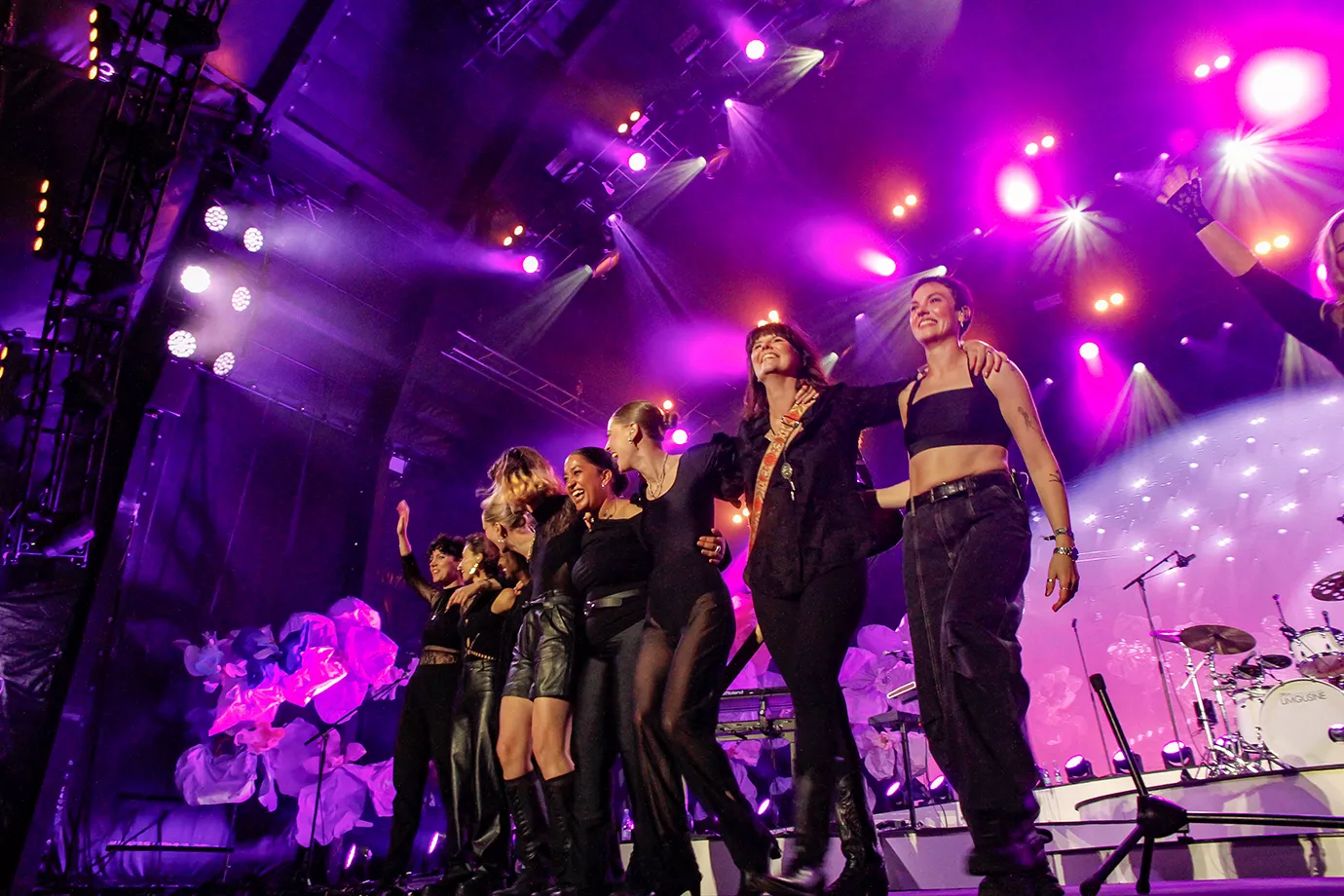 Anne, Sanne, Hanne og Lis fik selskab af Ida, Mina, Tessa med flere på Bøgescenen til sidste års koncert med titlen Stærke Stemmer