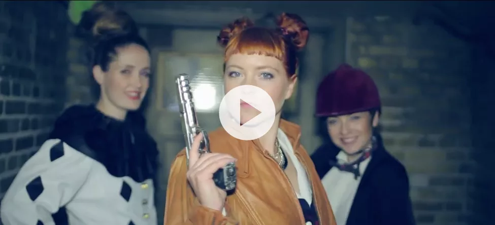 Se Sys Bjerre skyde kæmpekanin i spritny musikvideo