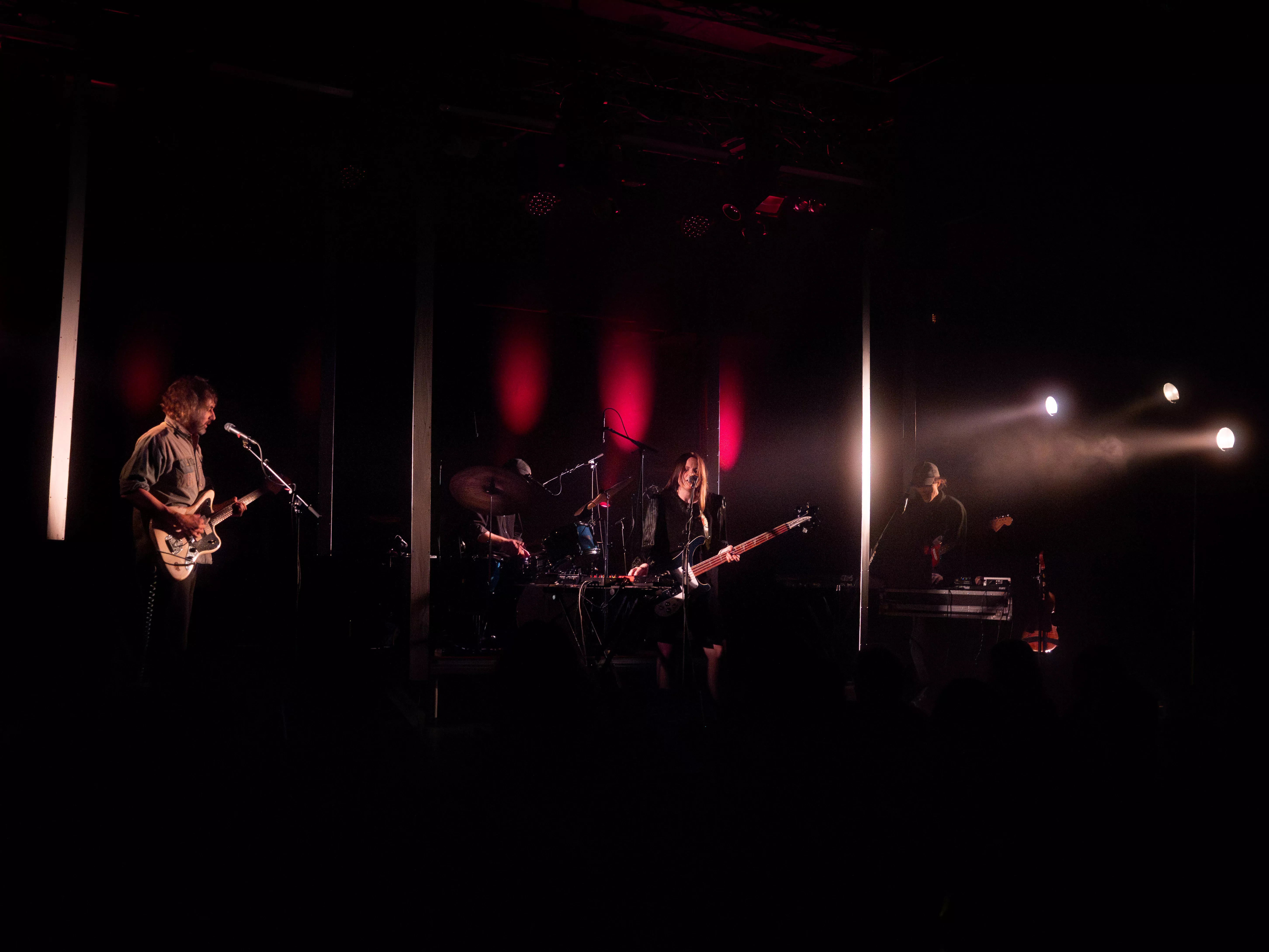 Bilde 1, 2, 3 og 4 av Misty Coast, bilde 5, 6 og 7 av Ayka ( – to band som liker seg i mørket!)