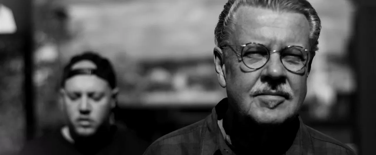 Hör Mikael Wiehe rappa med Kartellen 