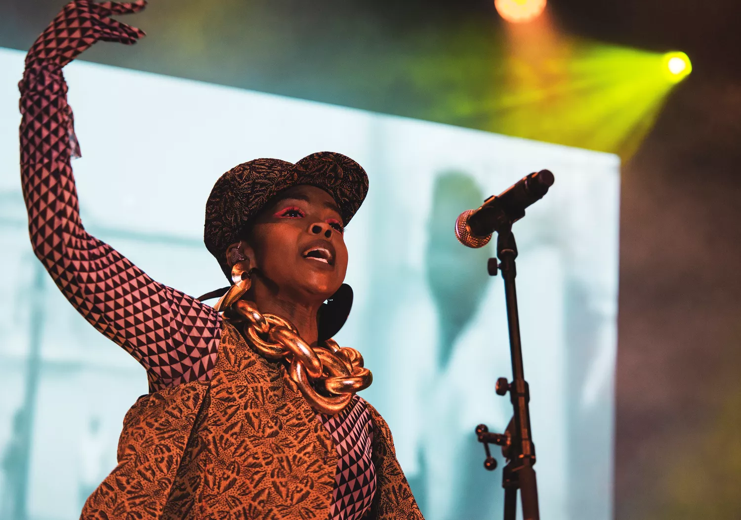 Lige ved og næsten, Ms. Hill