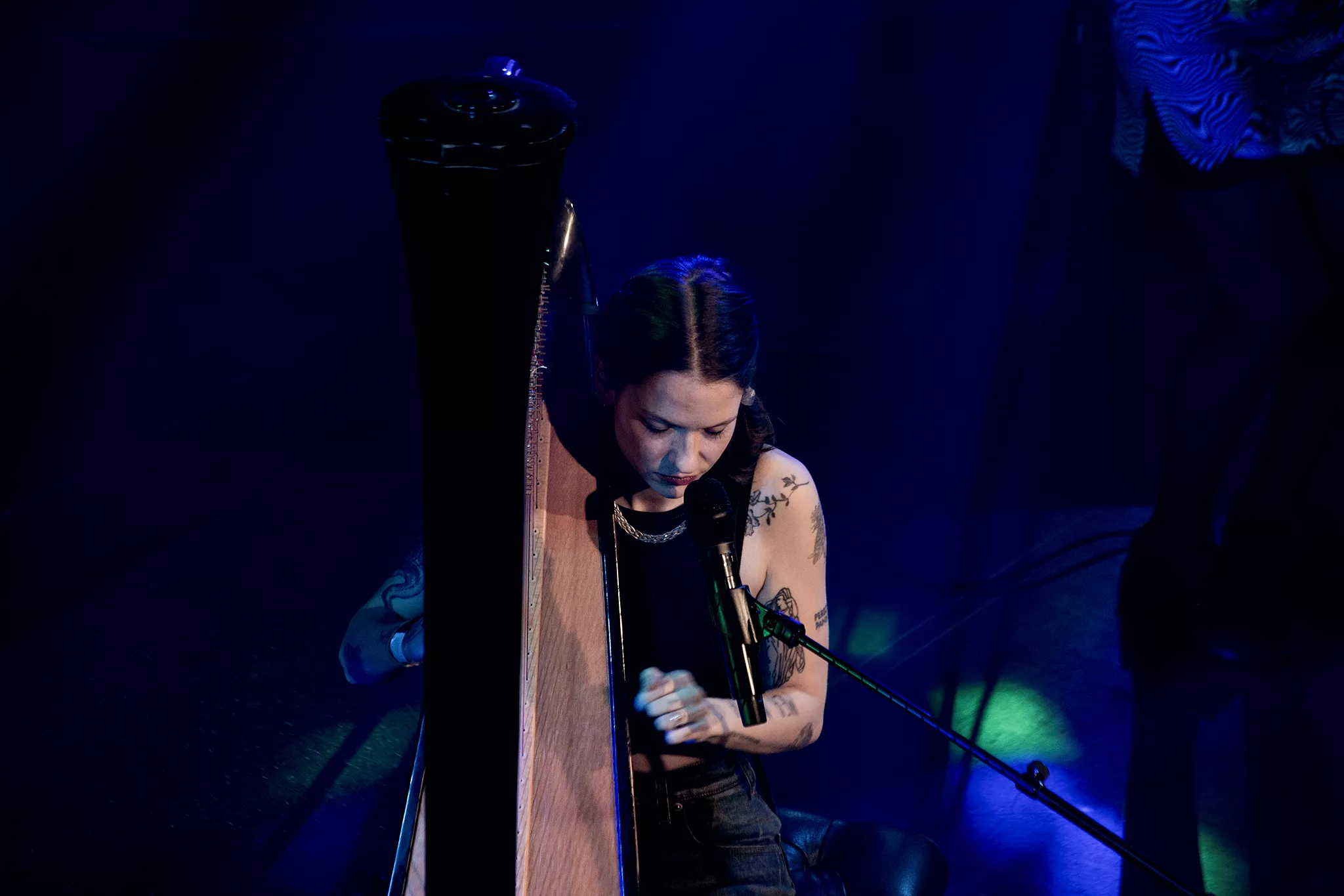 Selma Judith med høj fart over bumpene på vejen