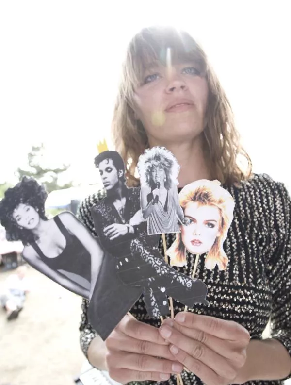 Paula NewWoman giver koncert i Beta