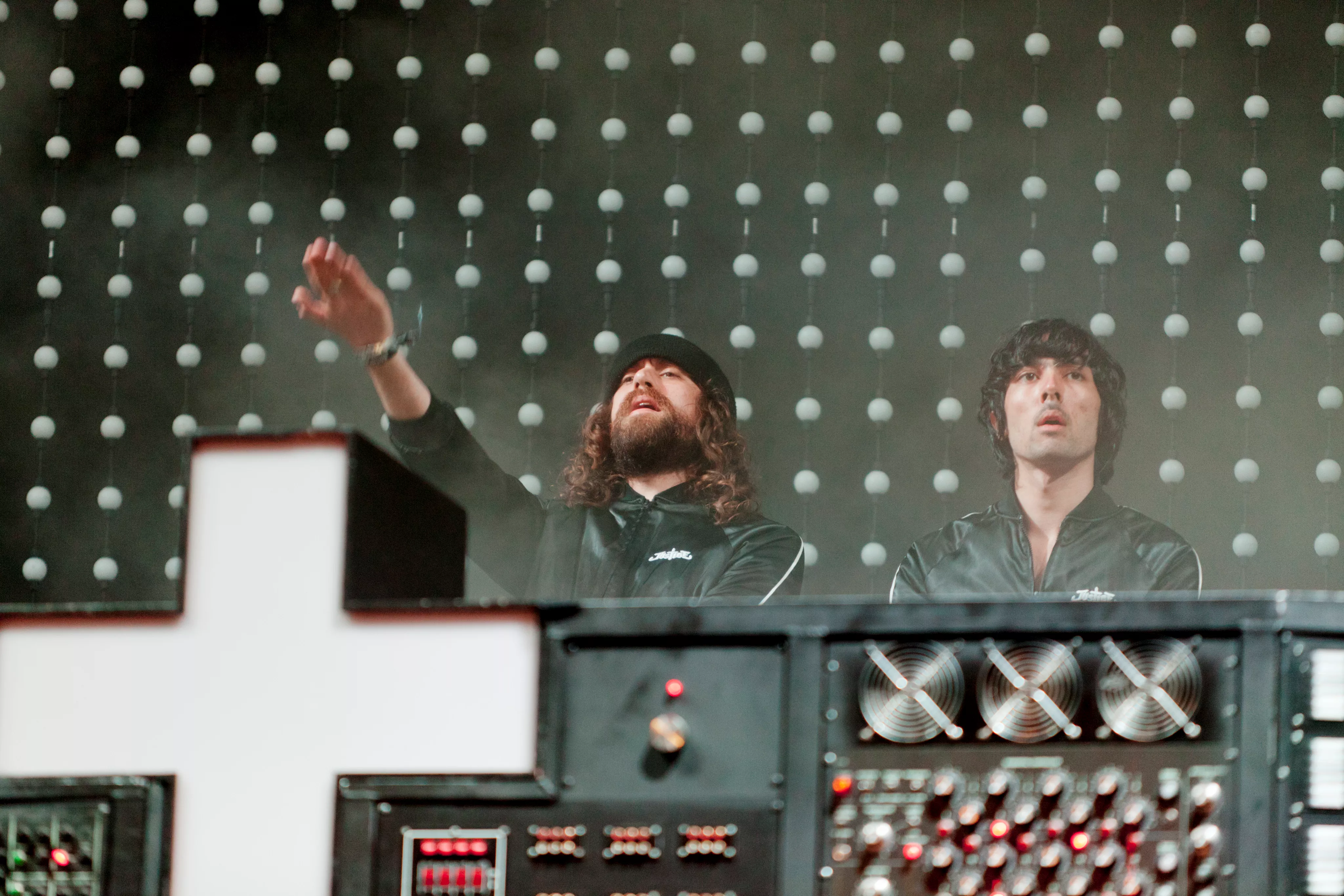 Justice livestreamer koncert i aften