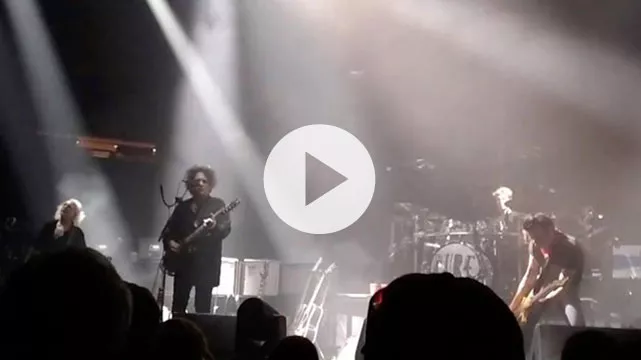 Se The Cure fremføre to nye numre live