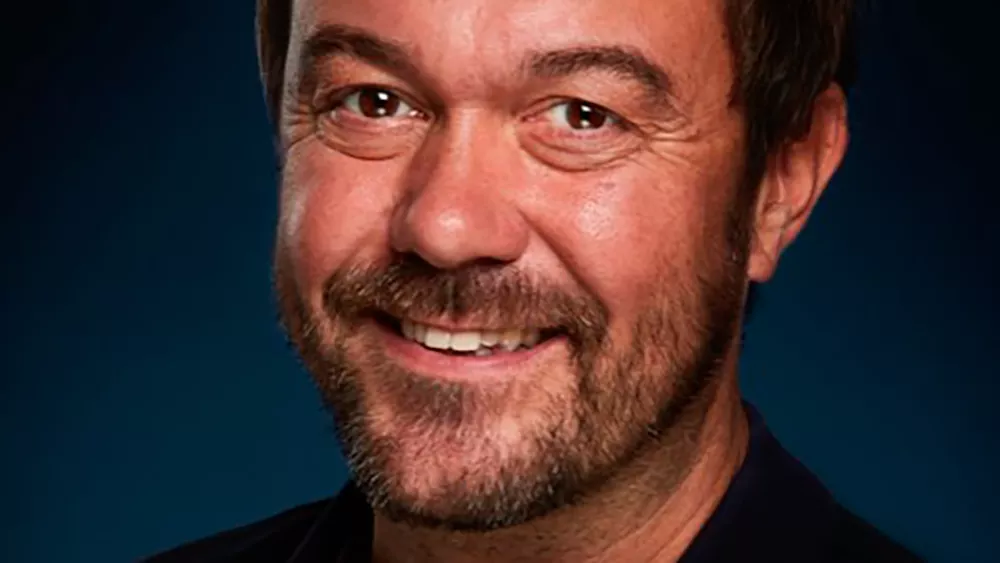 Mattias Carlsson, regissör till Charlie och chokladfabriken med Sverigepremiär september 2024.