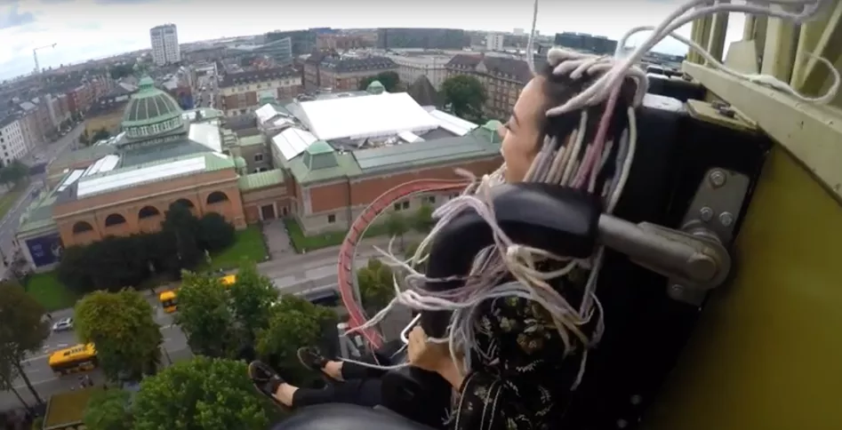 Video: Aura varmer op til Tivoli-koncert i Det Gyldne Tårn