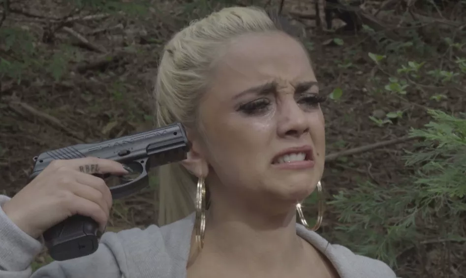 VIDEOPREMIÄR: Jasmine Kara mitt i blodig historia