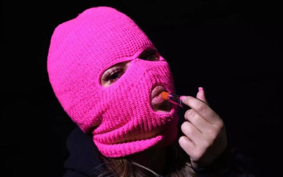 På bilden syns den tidigare Fröken Snusk. I dag är det en ny artist bakom masken.