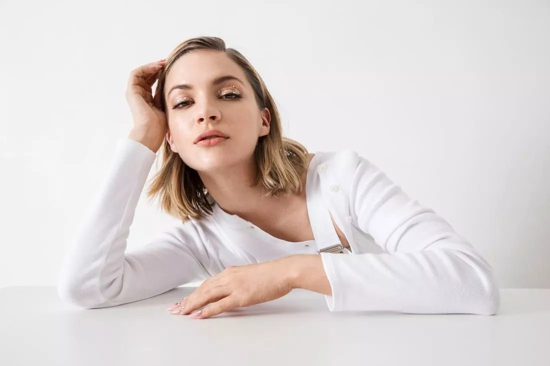 BÄST JUST NU: Charli XCX klappar händerna, Katy Perry gör kullerbyttor