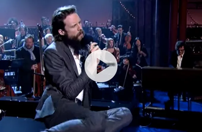Se Father John Misty med dåselatter hos Letterman