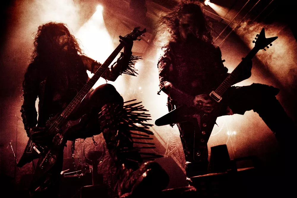 Heilandet på bandbilden skapar ilska – "livegitarristen har nu valt att kliva av"