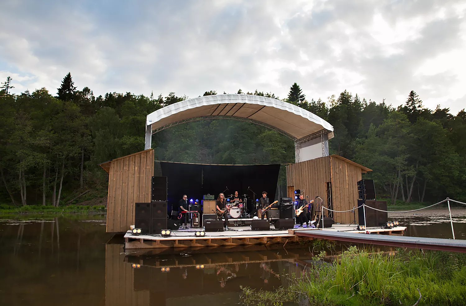 Festival med flytande scen – i ett träsk