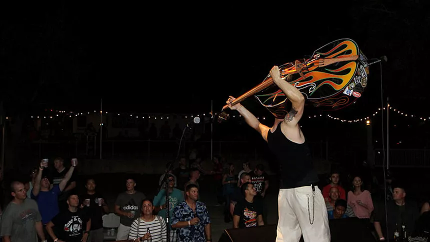 Festivaler förbjuder stötande flagga