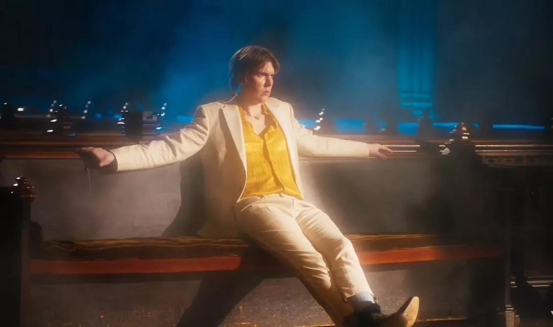 SE VIDEO: Alex Cameron giver en lægemiddel-induceret skønsang