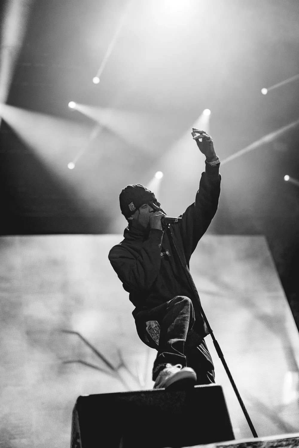 Rapparen strösslar pengar över fansen via Twitter