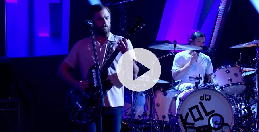 Se Kings of Leons live-debut af det nye nummer "Around the World"