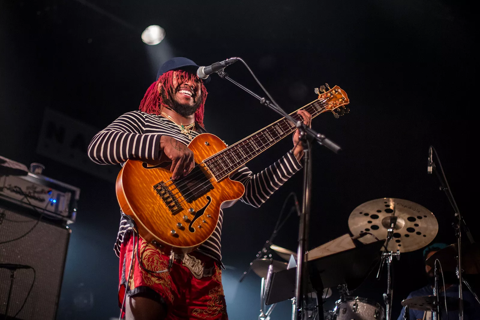 På plate er han unik - lykkes han med å gjenskape magien på scenen?