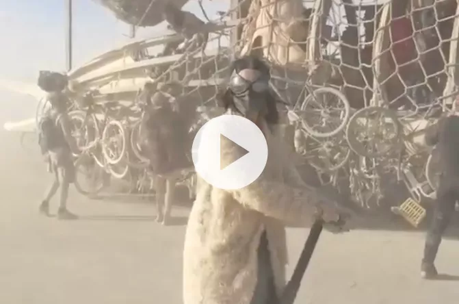Se Katy Perry blive overmandet af segway
