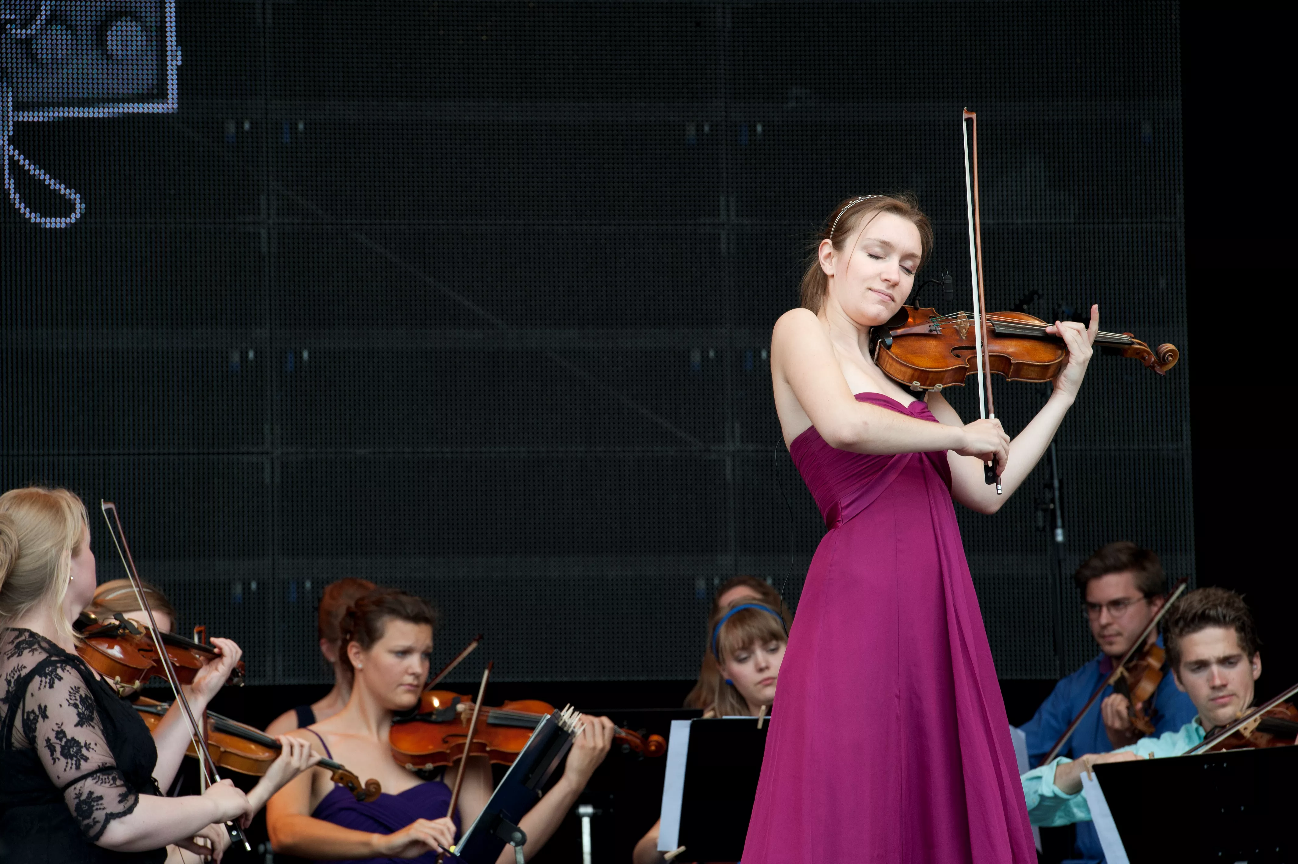 Pur ung konsertmester mønstrer på