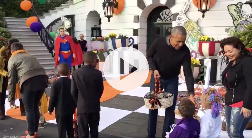 Se Barack Obama synge "Purple Rain" til barn udklædt som Prince