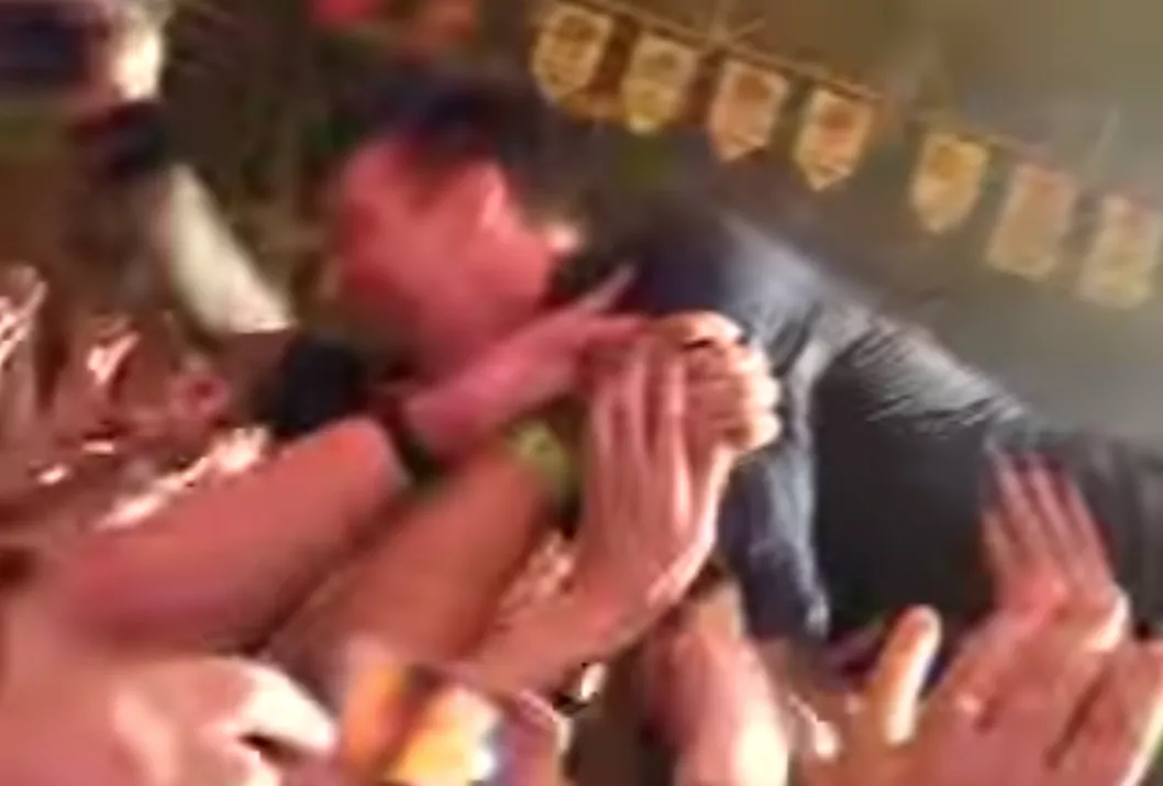 Se rockstjärna crowdsurfa ut t-shirt till fan