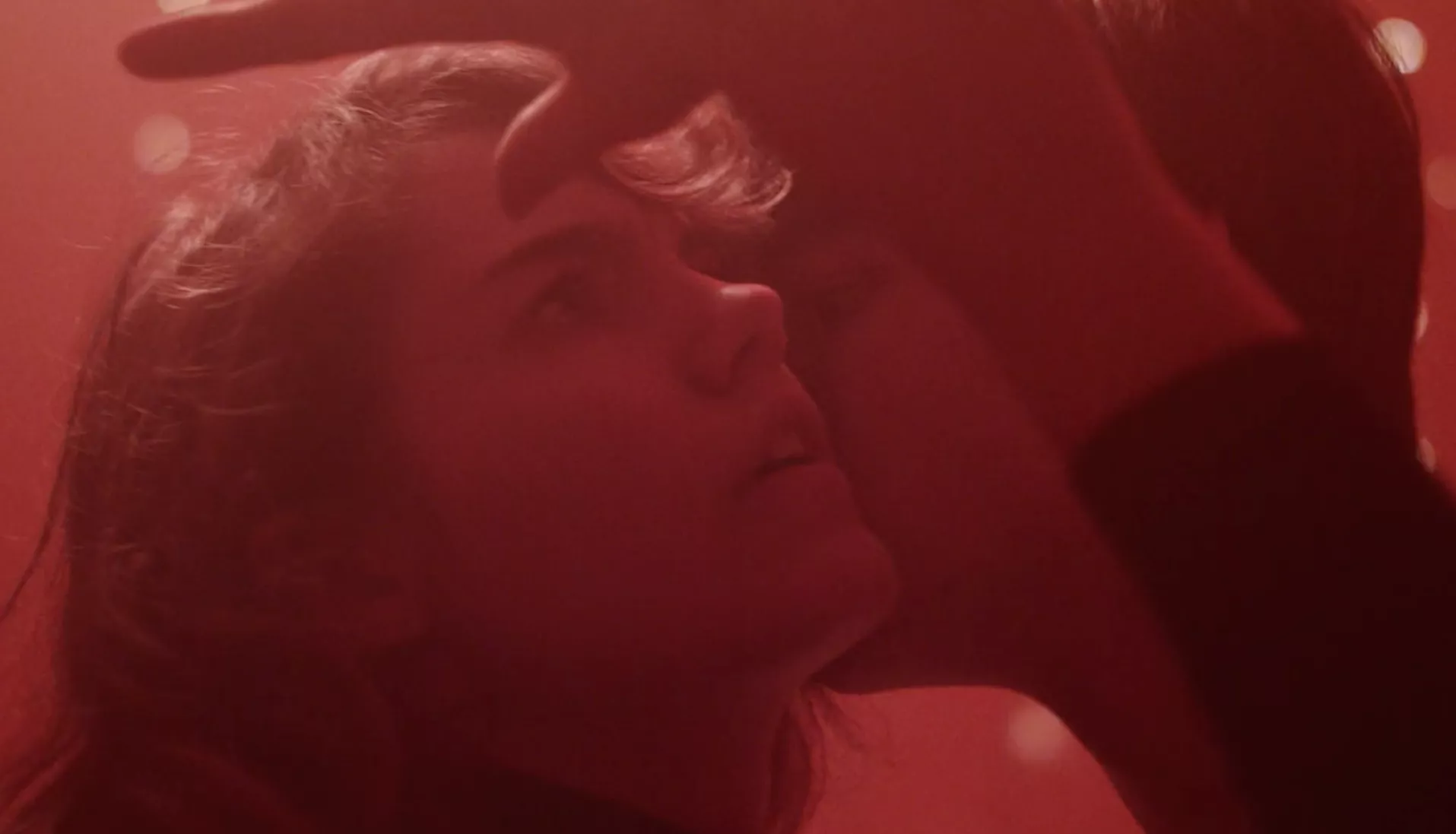 VIDEOPREMIERE: Natlyst fortolker forelskelsens aspekter i æstetisk video