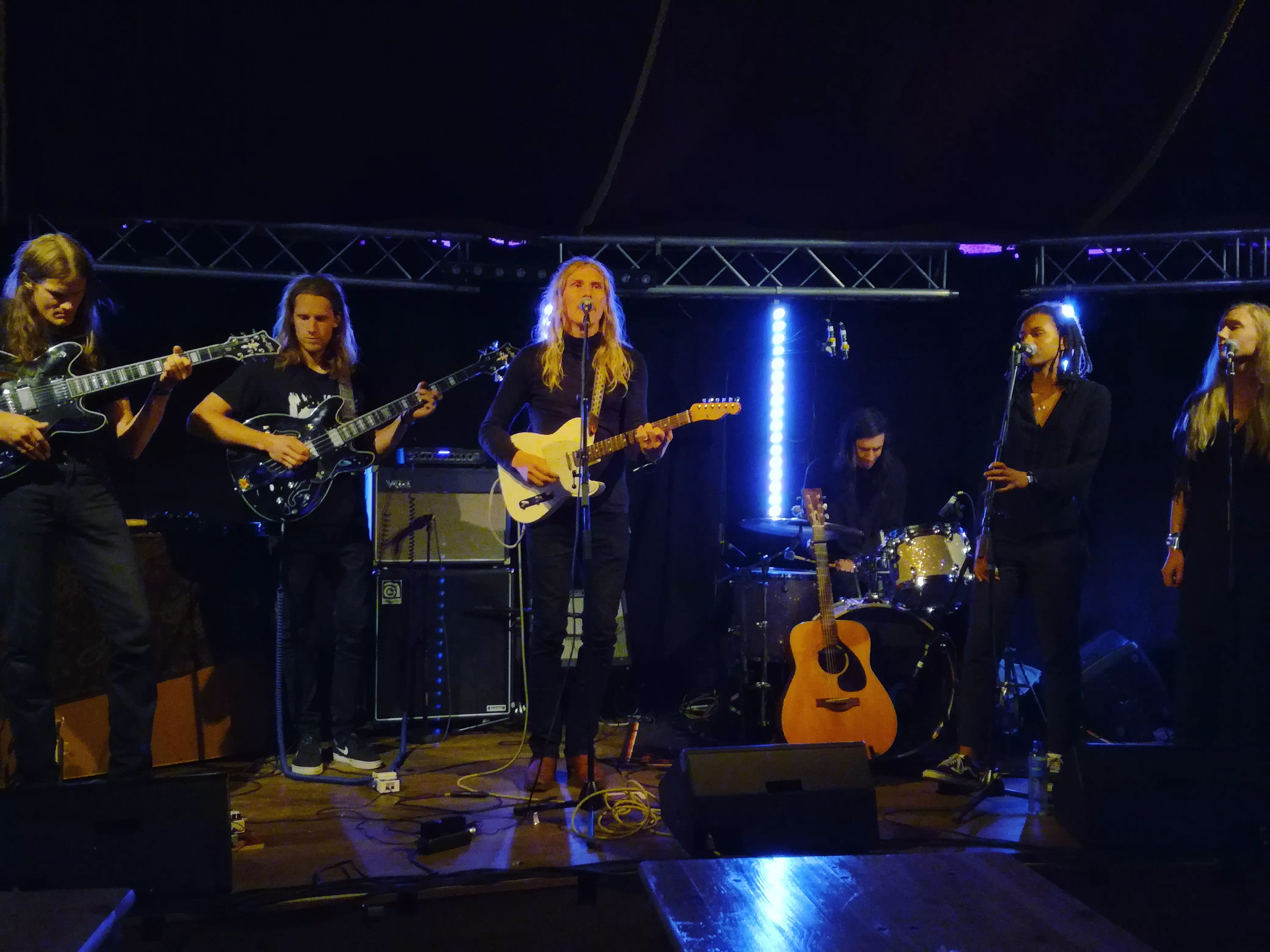 Suggestiva ljudväggar i spegeltält